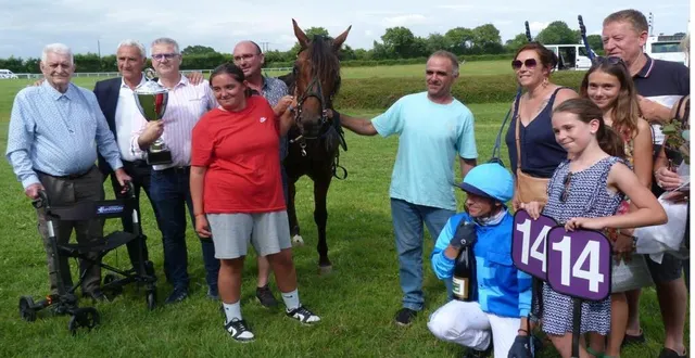 photo  narcisse fléchard, ancien président des courses hippiques de la ferté-bernard, a remis un prix au cheval gagnant « hamonet de choisel » en compagnie de patrice joubert, président de la société hippique du perche sarthois.  &copy;  ouest-france 