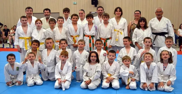 photo  le groupe de judokas noyennais avant la remise des récompenses.  &copy;  le maine libre 