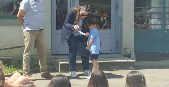 photo  la remise du chèque a eu lieu sous un beau soleil contrairement au jour de la course.  &copy;  le maine libre 