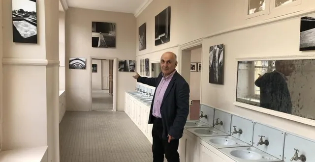 photo  olivier beer, propriétaire de l’hôtel colombel, présente les 100 photos de son exposition, des compositions en noir et blanc de lucien hervé, photographe de le corbusier.  &copy;  ouest-france 