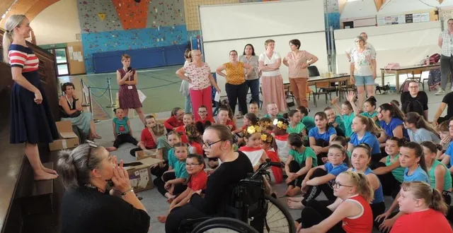photo  avant de monter sur scène sandrine barraux leur donne les dernières consignes.  &copy;  le maine libre 