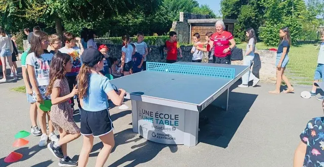 photo  la mancelle claire clavier, en visite à l’école léonard-de-vinci, pour inaugurer la table de tennis de table offerte par la fftt.  &copy;  le maine libre 