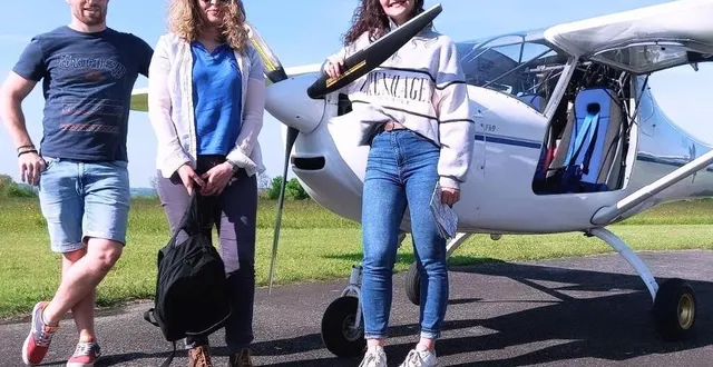 photo  corinne a formé son fils jean-michel au brevet de pilote ulm avec un autre instructeur, et permis à son amie audrey d’effectuer un vol découverte.  &copy;  le maine libre 
