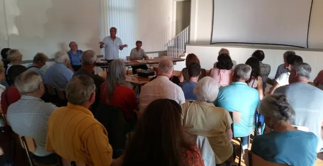photo  franck martino a expliqué son projet aux habitants de saint-hilaire-le-châtel (orne) venus pour s’informer.  &copy;  ouest-france 