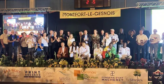 photo  la délégation béninoise et l’ensemble des organisateurs de la commune de montfort-le-gesnois, lors de la présentation de la délégation béninoise au public, mardi soir.  &copy;  bryan bellardant 