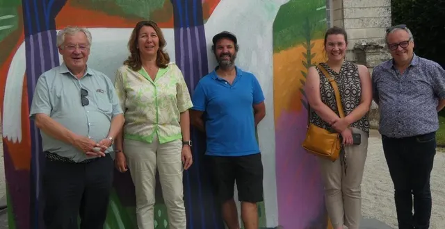 photo  élus et invités devant la réalisation de pedro dans les jardins de l’hôtel de ville de mortagne-au-perche pour arts en cités le 27 juin 2024.  &copy;  ouest-france. 