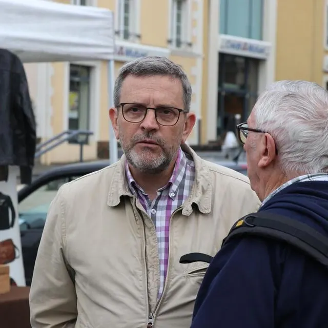 photo philippe bolo (modem) était présent sur le marché de segré, mercredi 3 avril. il a échangé avec des habitués.  ©  ouest-france