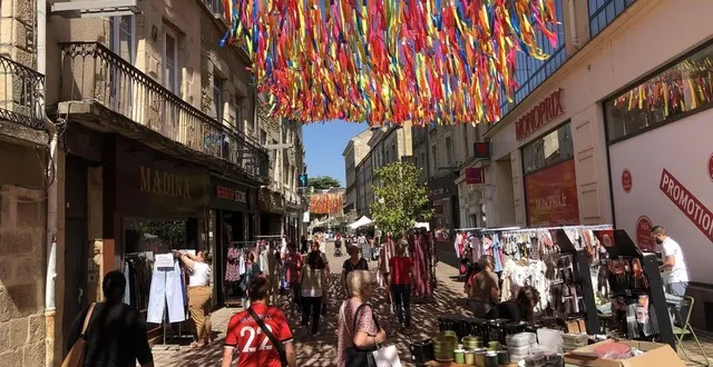 photo  le grand déballage des commerçants d’alençon se déroule chaque année le premier week-end de juillet.  &copy;  archives ouest-france 