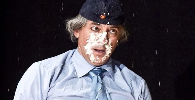 photo  dans son spectacle thermostat 7, nicolas béatrix alias le clown caracas, emmène son public dans son univers absurde et surréaliste.  &copy;  fabien debrabandière 