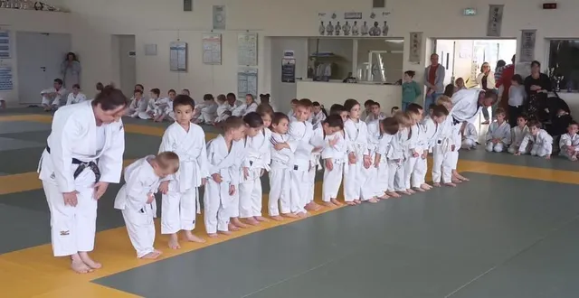 photo  le club de judo de l’antonnière a procédé, samedi, comme tous les ans à la cérémonie de passage de grades pour toutes les catégories d’âge. un rendez-vous qui vient clôturer la saison sportive. 80 judokas sur les 160 licenciés du club étaient concernés. « chacun a fait un bilan de la saison et participé à une session encadrée par les ceintures noires et marron du club », explique aurélien véron, le secrétaire de l’association.  &copy;  ouest-france 