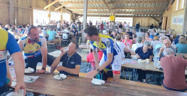 photo  c’est sous le hangar du comité des fêtes que le repas a été distribué.  &copy;  co 