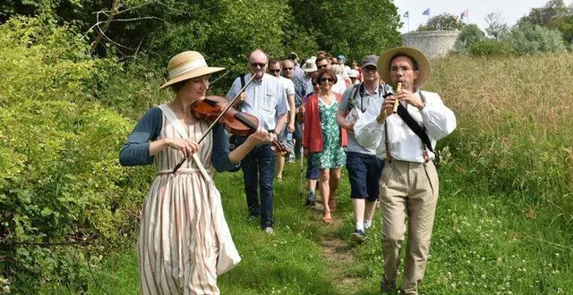 photo  alice julien-laferrière et matthieu bertaud proposent des extraits de leur balade musicale et ornithologique pour flûtes et violon.  &copy;  festival de vivoin 