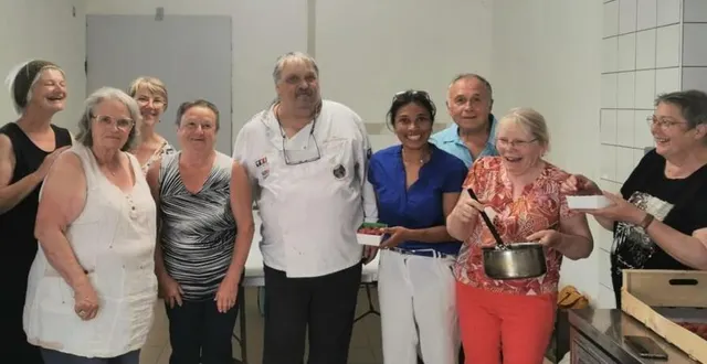 photo  des ateliers cuisine où règne toujours la bonne humeur.  &copy;  le maine libre 