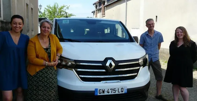 photo  le second minibus permet de développer les activités du centre.  &copy;  le maine libre 