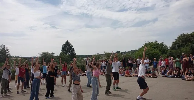 photo  une classe de 4e a présenté la danse réalisée dans le cadre du projet de la mise en place d’un distributeur de protections hygiéniques.  &copy;   ouest-france 