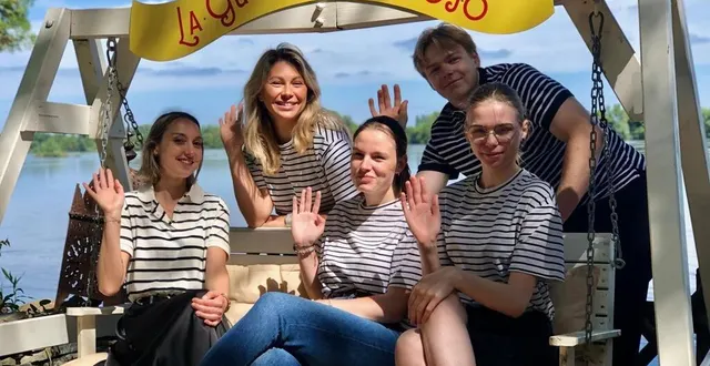 photo  saint-saturnin-sur-loire, le 28 juin 2024. natalia millon-litvinova et son équipe accueillent les clients en marinière.  &copy;  co 