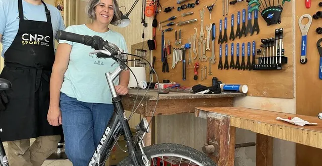 photo  nicolas travaille sur le grand établi de l’ancien propriétaire et sur celui, un peu plus bas, qu’il a hérité de son grand-père.  &copy;  le maine libre 