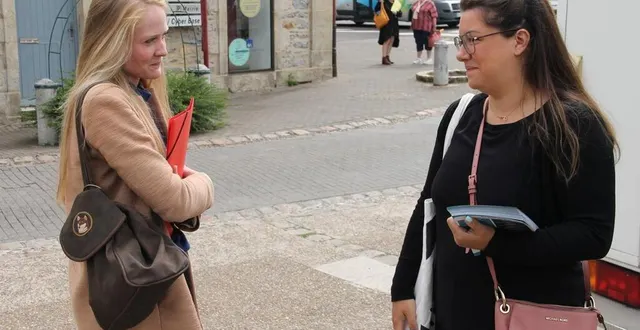photo  céline de cossé-brissac (rn) et julie delpech (ensemble !) se sont retrouvées sur le marché de fresnay-sur-sarthe, ce mercredi 3 juillet 2024.  &copy;  ouest-france 
