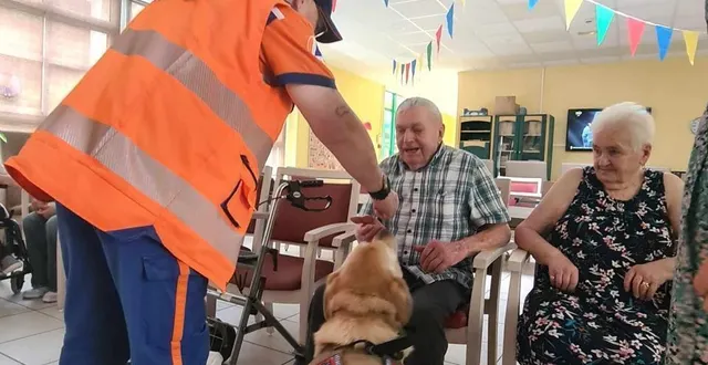 photo  r’miohne aime être au contact des personnes âgées.  &copy;  ehpad 