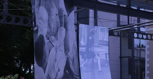 photo  les bénévoles de l’association photo sart’ont photographié des sportifs de la ville pour cette exposition présentée devant la mairie de la flèche et visible jusqu’à septembre 2024.  &copy;  ouest-france 