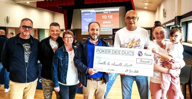 photo  l’association poker des ducs a remis un chèque de 3 000 € pour aider aux soins de camille, 5 ans, à droite, en présence de sylvain launay, maire, xavier et linda deprez de lonrai événements, fabien barrabé de poker des ducs, olivier monnier, le grand-père, sandra vetu, la marraine (de gauche à droite).  &copy;  ouest-france 