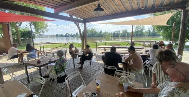 photo  aux ponts-de-cé, au sud d’angers (maine-et-loire), la guinguette en rouge et loire offre un point de vue exceptionnel sur la loire.  &copy;  ouest-france 