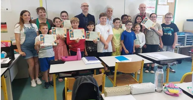 photo  les élus avec les élèves diplômés.  &copy;  ouest-france 