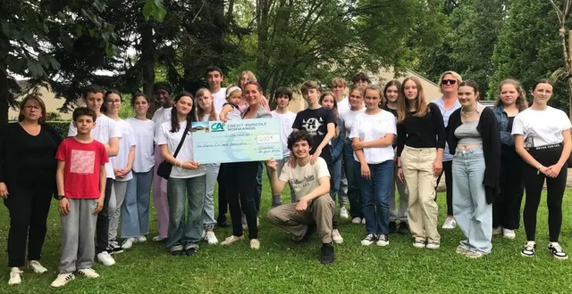 photo  les collégiens ont remis un chèque de 400 € à ava et sa maman.  &copy;  ouest-france 