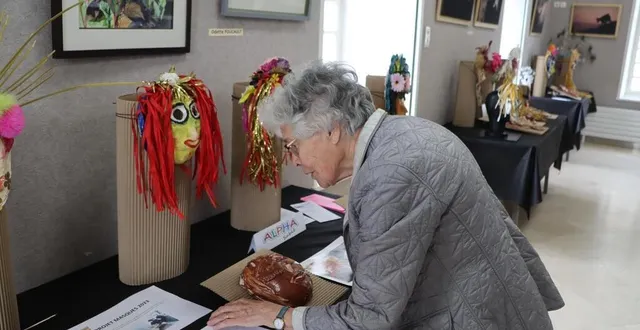 photo  nathalie olga de montalembert, présidente des arts plastiques saboliens, présente les différentes œuvres d’alpha sablé.  &copy;  ouest-france 