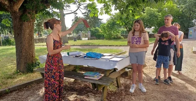 photo  la remise du prix à louise desportes par virginie cassin, bibliothécaire de beaulieu.  &copy;  ouest-france 