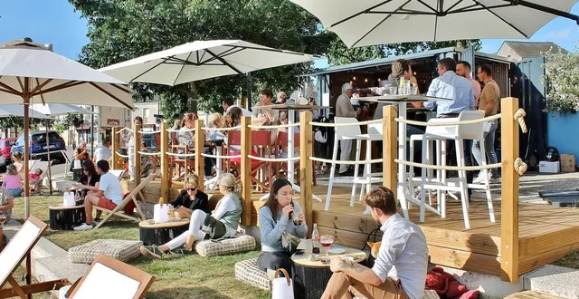 photo  la guinguette du port s’est rapidement remplie après son ouverture, peu avant 18 h, jeudi soir, à sablé-sur-sarthe.  &copy;  ouest-france 