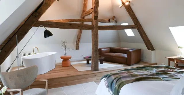 photo  le couple a rénové cette chambre située sous les toits, pour en faire une suite de 50 m2.  &copy;  franck schmitt 