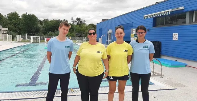 photo  l’équipe de la base aqualudique de loué avec de g. à dr : kévin agent d’accueil, tiphanie maître-nageuse, camille bnssa et chloé agent d’accueil.   &copy;  le maine libre 