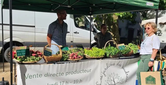 photo  ophélie et christophe provost, maraîchers biologiques des jardins des coudrais sont installés sur le grand mail tous les lundis.  &copy;  le maine libre. 