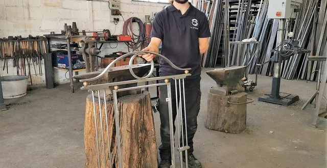 photo  shadd gaudrée pose avec sa pièce, un support de miroir, qui lui a valu la médaille d’or et d’argent des concours départemental et régional du meilleur apprenti de france.   &copy;  le maine libre 