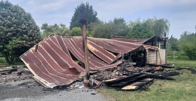 photo  l’atelier de charpente-couverture est complètement détruit.  &copy;  le maine libre 