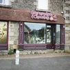 photo  gourmandises et chocolats, la boulangerie-pâtisserie située rue principale. 