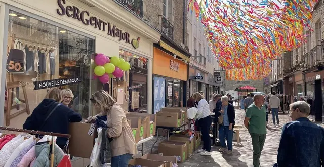 photo  le grand déballage va durer jusqu’à samedi soir, dans les rues du centre-ville.  &copy;  ouest france 