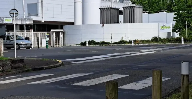 photo  valéo à la suze-sur-sarthe, en activité partielle depuis début juin, produit, entre autres, des refroidisseurs de batteries électriques. la communauté de communes du val de sarthe et ses maires se sont réunis cette semaine. des courriers ont été envoyés au président du département et à la présidente de région.  &copy;  ouest-france 