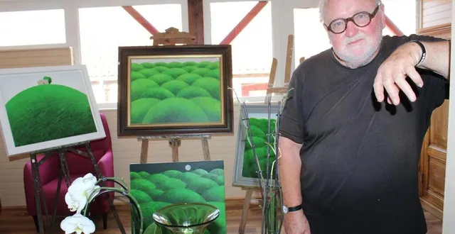 photo  william barber avec en arrière-plan quelques-unes de ses toiles.  &copy;  ouest-france 