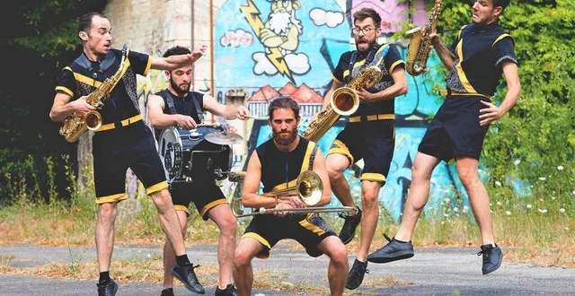 photo  mouv’n’brass est une fanfare invitée cette année au festival les affranchis, à la flèche?, qui met à l’honneur les arts de la rue.  &copy;  caktusphoto 