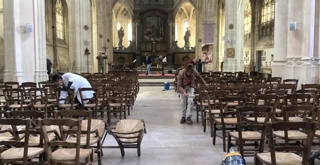 photo  une douzaine de bénévoles ont répondu présent à l’appel du diocèse à nettoyer l’église.  &copy;  ouest france 