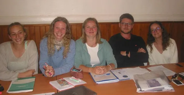photo  marie hoorelbeke (secrétaire), clémence feuillet (trésorière), léa guesnet (présidente), thomas sébire (vice-président), élise patrier (communication).  &copy;  ouest-france 