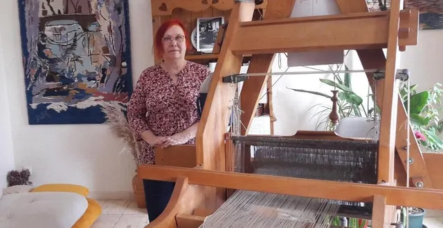 photo  agnès barré-masurier. « la chaîne du métier est en lin ; on utilise ensuite du coton, de la laine ou tout autre matériau pour tisser. mes tapisseries sont des rêves éveillés, des poésies tissées. je crois que je n’ai jamais vraiment quitté les surréalistes et leurs rêves éveillés. dans ma pratique, je privilégie l’artistique avant la technique. »  &copy;  abm 