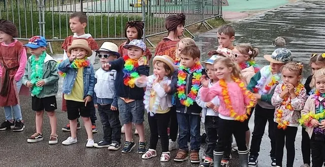 photo  samedi 29 juin, la fête de l’école publique du massif de perseigne s’est déroulée sur la thématique du chant et de la danse. les classes ont présenté des chorégraphies et des chants, préparés depuis plusieurs semaines. au total, 80 élèves ont participé à la fête. « malgré un début d’après-midi pluvieux, les enfants se sont produits devant public enchanté, explique sarah prunier, directrice. l’après-midi s’est ensuite poursuivi avec une traditionnelle kermesse, puis avec un repas dans la soirée. »  &copy;  sarah prunier 