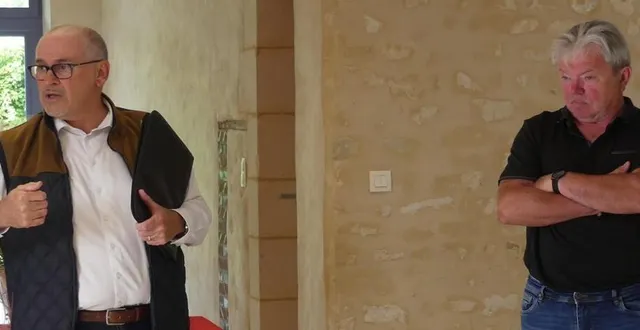 photo  patrick rodhain a remercié jean tranchant pour ses années passées au service de la commune.  &copy;  ouest-france. 