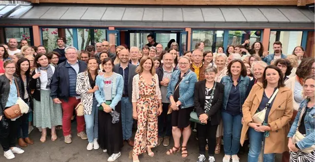 photo  très appréciée, catherine bochereau (au centre) a su traduire une nouvelle fois l’intérêt qu’elle n’a cessé de porter aux autres, au cours de sa carrièrede 38 années d’enseignement.  &copy;  ouest-france 