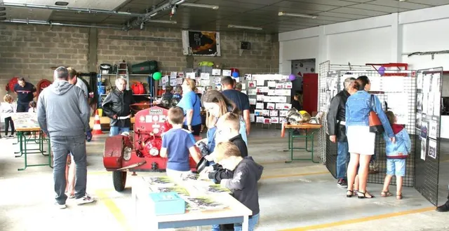 photo  petits et grands, étaient nombreux à venir découvrir le monde des pompiers et qui sait, peut-être susciter des vocations…  &copy;  le maine libre 