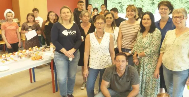 photo  au premier rang, la trésorière nadine andreau, la nouvelle présidente marie-claire grouas, accroupi morgan simon maître nageur accompagnés des autres membres du conseil d’administration.  &copy;  le maine libre 