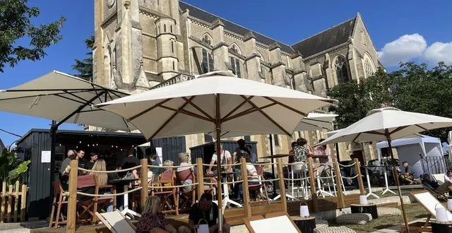 photo  des clients satisfaits jeudi 4 juillet 2024 pour le lancement de la guinguette la plaisance, située au niveau du port de sablé-sur-sarthe.  &copy;  le maine libre 